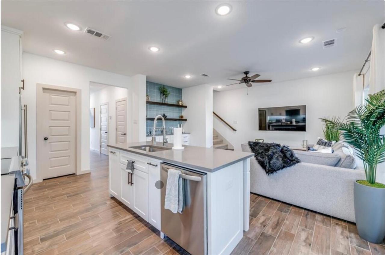 Stylish Townhome Near At&T Stadium, Globe Life, Six Flags & More Arlington Zewnętrze zdjęcie